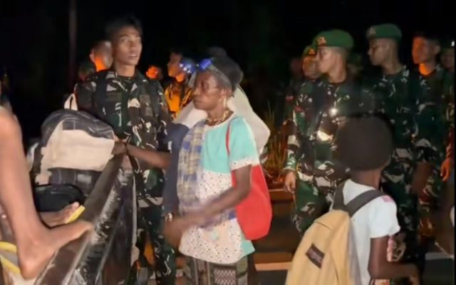 Personel Yonif TP 809/NTM Sigap Bantu Evakuasi Kendaraan Warga Wapoania yang Terperosok ke Jurang