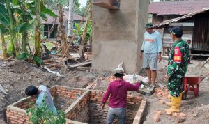 Pastikan Standar Kontruksi, Komandan SSK TMMD 129 Intensif Awasi Pembangunan MCK di Wanam