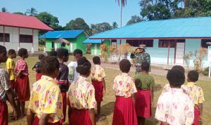 Tanamkan Disiplin Sejak Dini, Personel Satgas TMMD 129 Latih PBB Siswa SD di Kampung Wanam