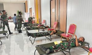 Sambut HUT ke-81 Kemerdekaan RI, Prajurit Yonif TP 804/DBAY Ikuti Kegiatan Donor Darah