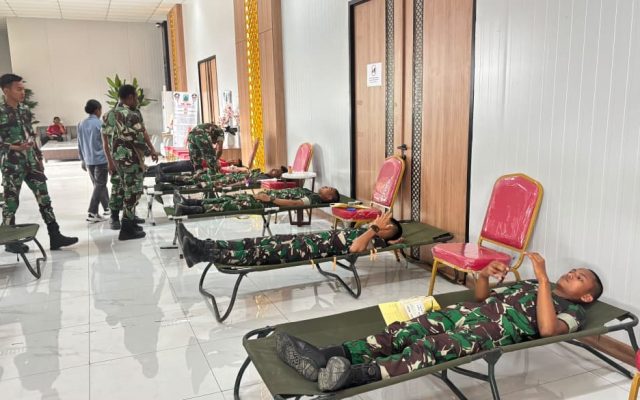 Sambut HUT ke-81 Kemerdekaan RI, Prajurit Yonif TP 804/DBAY Ikuti Kegiatan Donor Darah