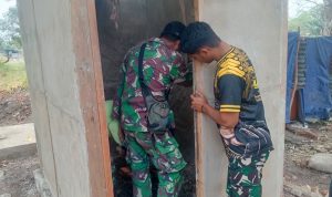 Plester Dinding MCK Dikebut, Satgas TMMD ke-129 Pastikan Program Pembangunan di Wanam Terus Berjalan