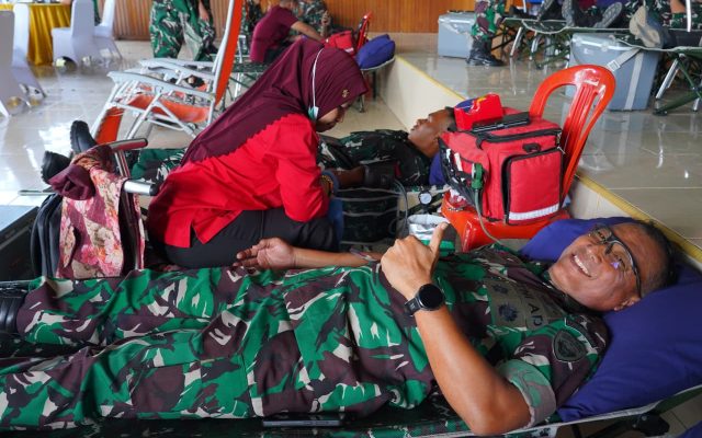 Donor Darah HUT Ke-1 Kodam XXIV/MT, Kasdam dan Ketua Persit Ajak Tebar Kepedulian untuk Sesama
