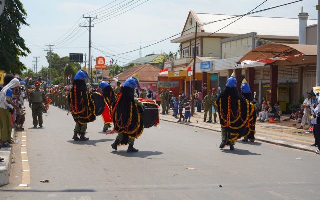 Dentuman Marching Band Kodam XXIV/MT Meriahkan Karnaval Pembangunan HUT ke-81 RI di Merauke
