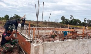 Semangat Gotong Royong, Prajurit TNI AD Bersama Masyarakat Bangun Jembatan Aramco di Merauke