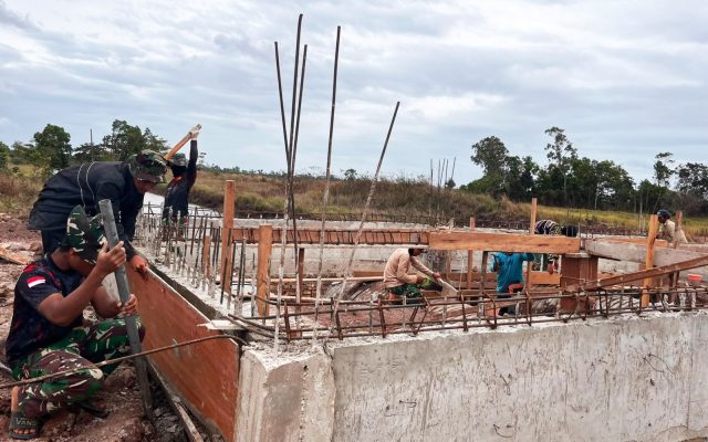 Semangat Gotong Royong, Prajurit TNI AD Bersama Masyarakat Bangun Jembatan Aramco di Merauke
