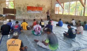Bangun Kesadaran, Satgas TMMD ke-129 Edukasi Warga Wanam Tentang Hukum