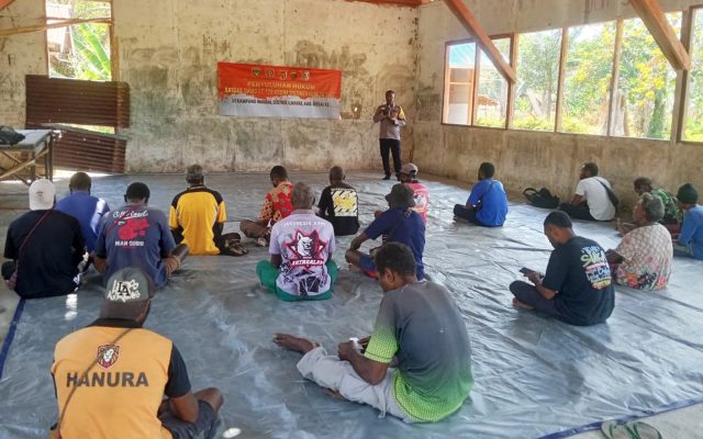 Bangun Kesadaran, Satgas TMMD ke-129 Edukasi Warga Wanam Tentang Hukum