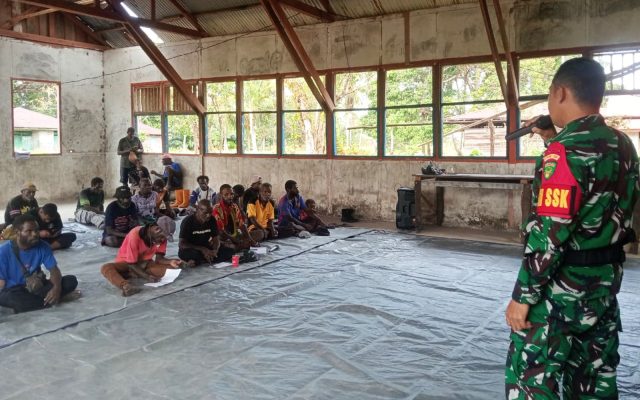 Untuk Masa Depan Anak, Personel Satgas TMMD 129 Sosialisasikan Program Sekolah Rakyat di Wanam