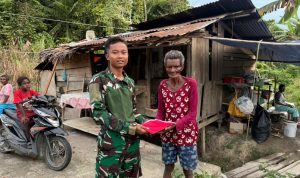 Mempererat Tali Persaudaraan di Ujung Timur Nusantara, Yonif TP 809/NTM Bagikan Bendera Merah Putih untuk Warga Sarmi