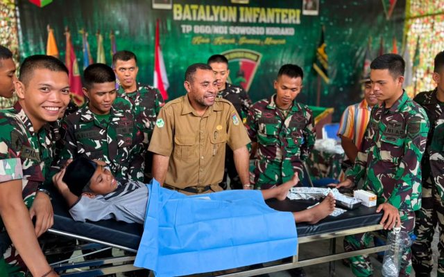 Sambut HUT ke-1, Yonif TP 860/NSK Gelar Khitanan Gratis untuk Warga di Waropen