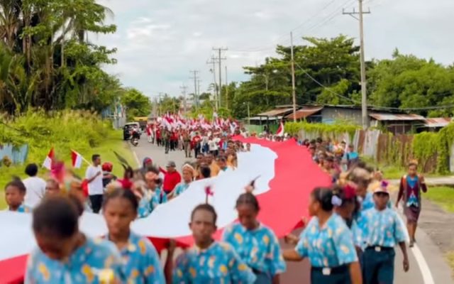 Semarakkan HUT RI ke-81, Yonif TP 809/NTM dan Forkopimda Sarmi Gelar Kirab Merah Putih