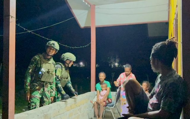 Patroli Malam Yonif TP 860/NSK, Jaga Kondusivitas dan Beri Rasa Aman bagi Warga Waropen