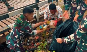Sinergi TNI-Polri dan Pemda Sarmi Gelar Karya Bakti Bersihkan Lapangan Diklat untuk Sambut HUT RI ke-81