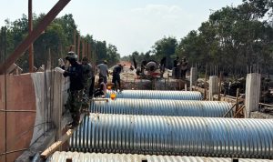 TNI dan Masyarakat Kompak Bangun Jembatan Aramco di Kurik Merauke