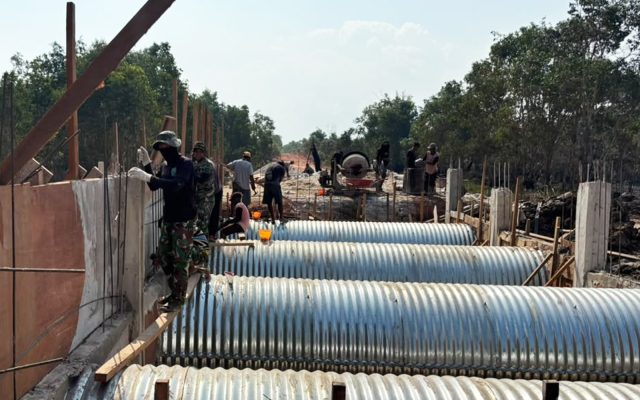 TNI dan Masyarakat Kompak Bangun Jembatan Aramco di Kurik Merauke