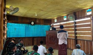 Personel Yonif TP 860/NSK Sholat Jumat Bersama Warga di Masjid Thorisul Huda SP 6, Pererat Silaturahmi
