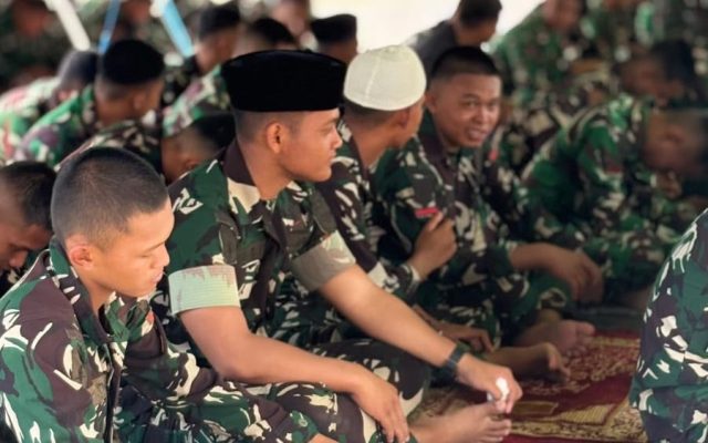 Sholat Jumat dan Syukuran HUT RI ke-81, Prajurit Yonif TP 860/NSK Perkuat Iman dan Nasionalisme