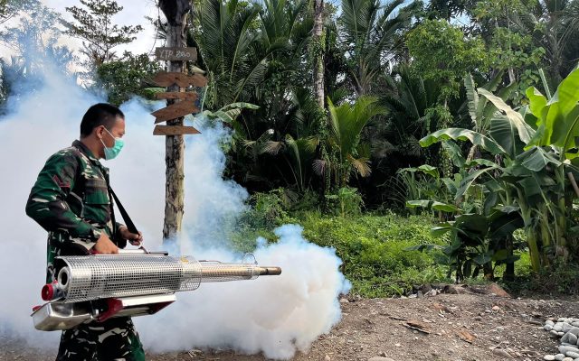 Cegah Malaria, Yonif TP 860/NSK Gelar Fogging di Marshalling Area