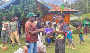 Meriah! Lomba 17-an di Kampung Ninabua Lanny Jaya, Anak-Anak Berebut Hadiah dari Kepala Kampung