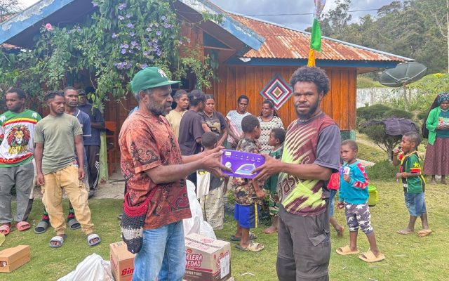 Meriah! Lomba 17-an di Kampung Ninabua Lanny Jaya, Anak-Anak Berebut Hadiah dari Kepala Kampung