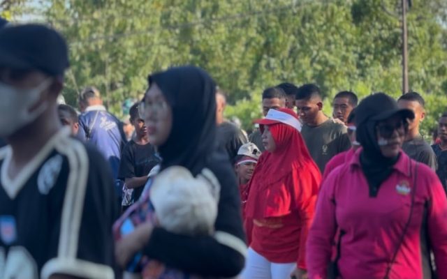 Pererat Kebersamaan, Yonif TP 809/NTM Bersama Forkopimda dan Warga Sarmi Gelar Jalan Sehat Sambut HUT RI ke-81