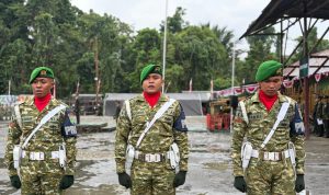 Khidmat HUT RI ke-81, Prajurit Yonif TP 860/NSK Kibarkan Merah Putih di Waropen