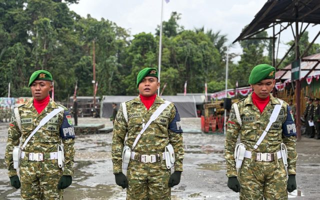 Khidmat HUT RI ke-81, Prajurit Yonif TP 860/NSK Kibarkan Merah Putih di Waropen