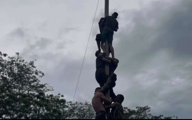 Keceriaan HUT ke-81 RI: Yonif TP 809/NTM Bersama Masyarakat Gelar Lomba 17-an Penuh Semangat di Tengah Guyuran Hujan