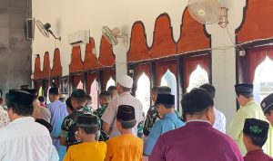 Bersatu di Masjid Al-Muhajirin, Prajurit Yonif TP 860/NSK Pererat Silaturahmi dengan Warga Waropen