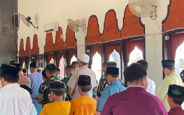 Bersatu di Masjid Al-Muhajirin, Prajurit Yonif TP 860/NSK Pererat Silaturahmi dengan Warga Waropen