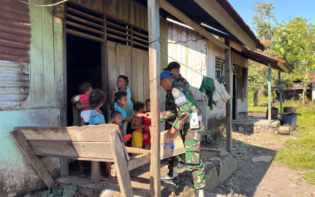 Jumat Berkah Yonif TP 860/NSK, Prajurit Bagikan Sembako Door to Door kepada Warga Waropen