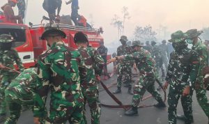 Yonif TP 804/DBAY Bergerak Cepat Padamkan Karhutla yang Kepung Nabire