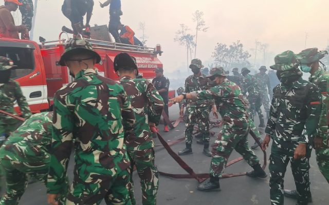 Yonif TP 804/DBAY Bergerak Cepat Padamkan Karhutla yang Kepung Nabire