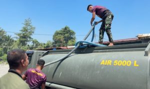 Prajurit Yonif TP 860/NSK Salurkan Bantuan Air Bersih untuk Warga Kampung Uri yang Terdampak Kekeringan