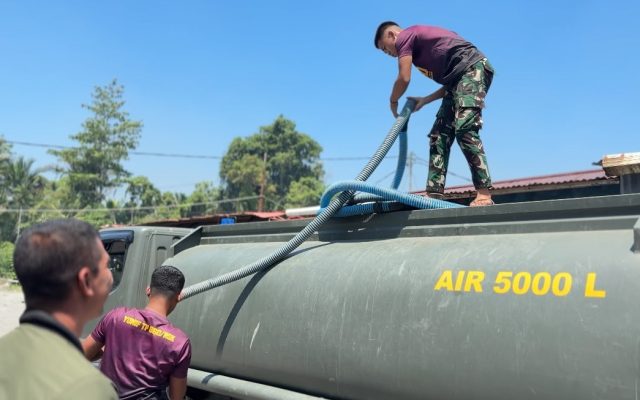 Prajurit Yonif TP 860/NSK Salurkan Bantuan Air Bersih untuk Warga Kampung Uri yang Terdampak Kekeringan