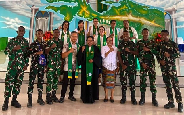 Prajurit Yonif TP 860/NSK Ikuti Ibadah Minggu Bersama Jemaat Betania Waren, Perkuat Keimanan dan Kemanunggalan dengan Masyarakat