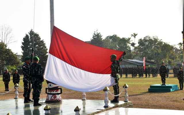Upacara Bendera Mingguan, Kobarkan Semangat Pengabdian Prajurit TNI AD di Merauke