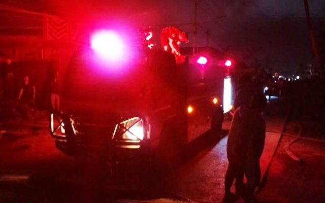 TNI-Polri dan Warga, Padamkan Api yang Melahap 2 Bangunan di Jalan Gag Merauke