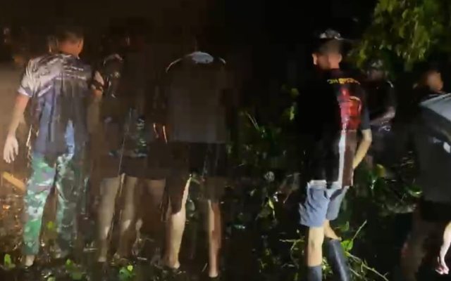 Personel Yonif TP 809/NTM Berjibaku di Malam Hari, Evakuasi Pohon Tumbang yang Tutupi Jalan di Desa Wapoania