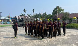 Jelang Salat Jumat, 30 Prajurit Yonif TP 860/NSK Bersihkan Masjid At-Taqwa di Kampung Rorisi