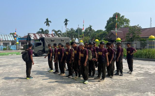 Jelang Salat Jumat, 30 Prajurit Yonif TP 860/NSK Bersihkan Masjid At-Taqwa di Kampung Rorisi