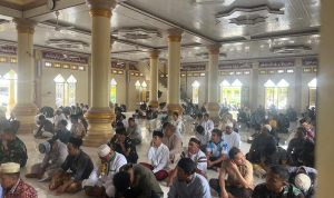 Prajurit Yonif TP 860/NSK Sholat Jumat Bersama Warga di Masjid At-Taqwa, Pererat Silaturahmi dan Kemanunggalan TNI-Rakyat
