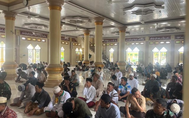Prajurit Yonif TP 860/NSK Sholat Jumat Bersama Warga di Masjid At-Taqwa, Pererat Silaturahmi dan Kemanunggalan TNI-Rakyat