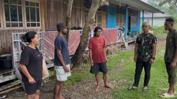 Warga Kampung Botawa Krisis Air Bersih, Prajurit Yonif TP 860/NSK Turun Langsung Antar Bantuan ke Rumah-Rumah