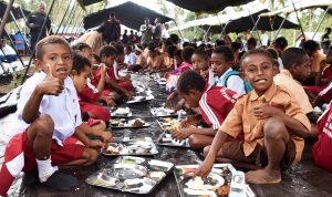 TNI-Polri, Pelajar dan Masyarakat, Gelar Makan Bersama Ungkapan Syukur Keberhasilan Karya Bakti TNI AD di Merauke