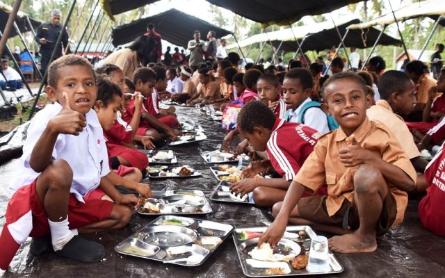 TNI-Polri, Pelajar dan Masyarakat, Gelar Makan Bersama Ungkapan Syukur Keberhasilan Karya Bakti TNI AD di Merauke