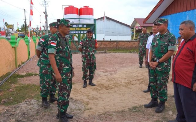 Atasi Kesulitan Air Bersih, Pangdam XXIV/MT Tinjau Pembangunan Sumur Bor di SD Inpres Semangga II