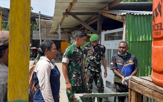 Pastikan Layak Dikonsumsi, Dinas Kesehatan Cek Kualitas Air Minum Prajurit Yonif TP 860/NSK