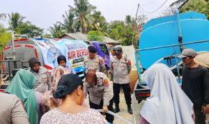 Polsek Kresek Salurkan Ribuan Liter Air Bersih untuk 100 KK di Gunung Kaler